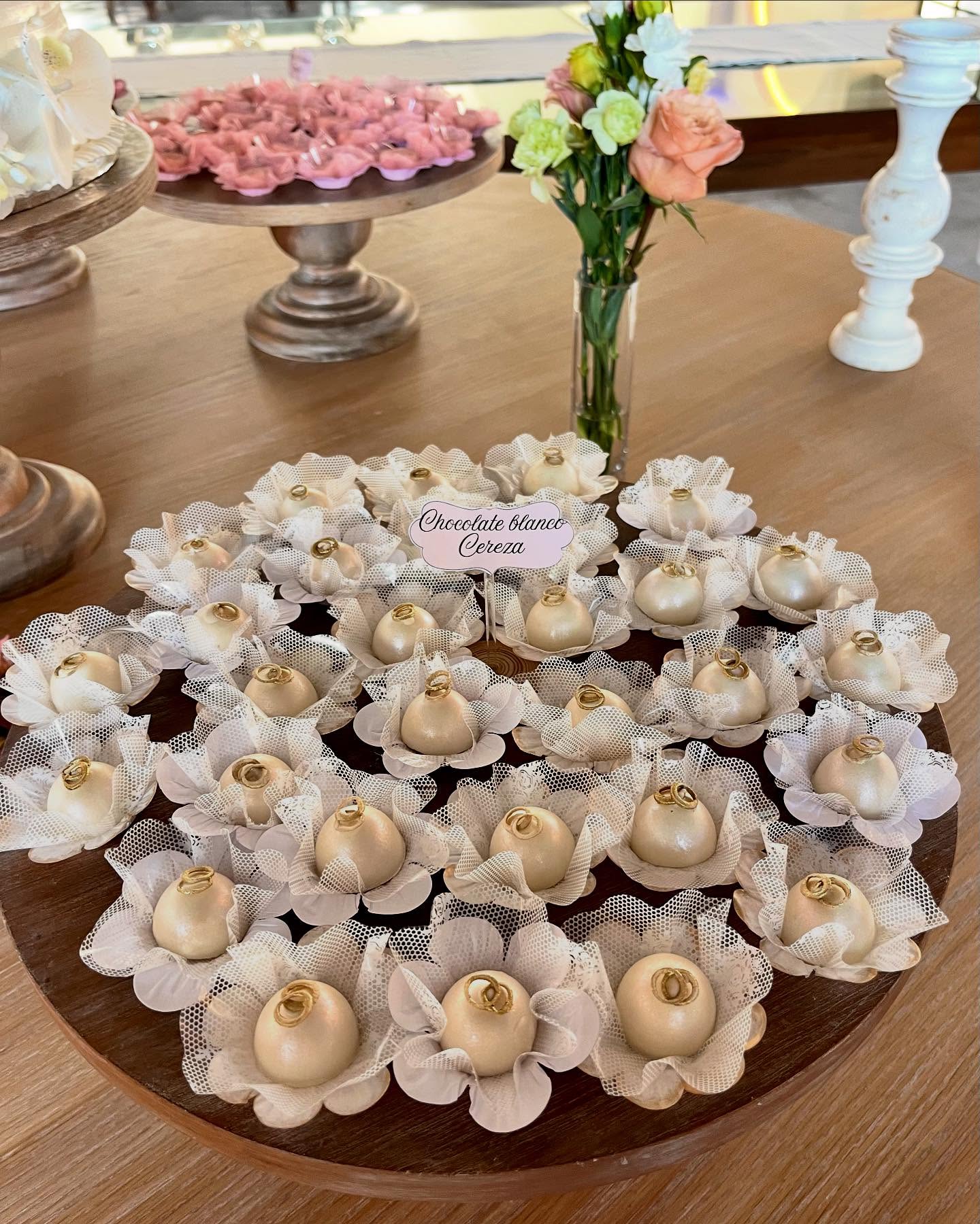 Bombones de chocolate blanco cereza