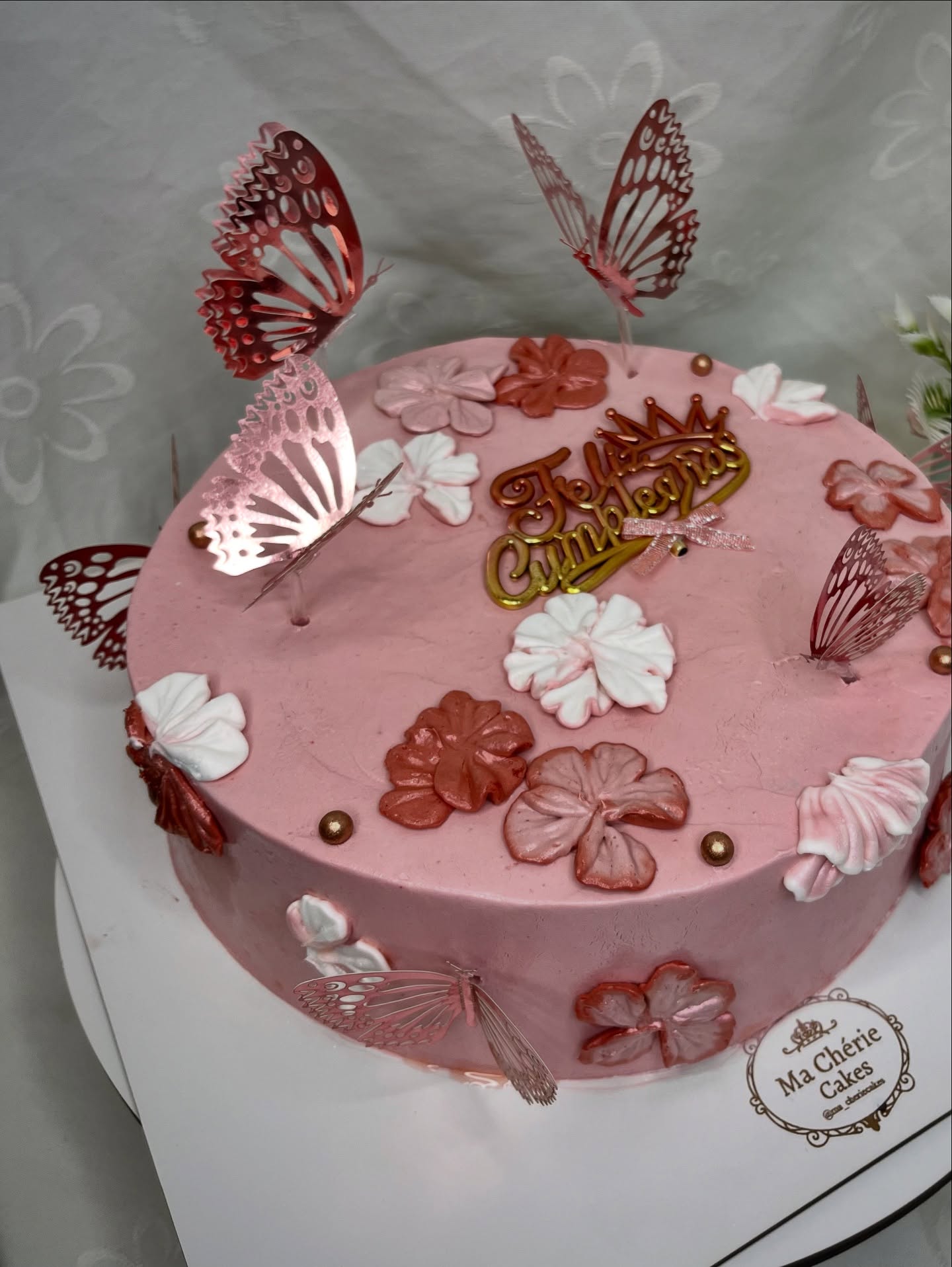 Torta rosada con mariposas y flores Feliz Cumpleaños