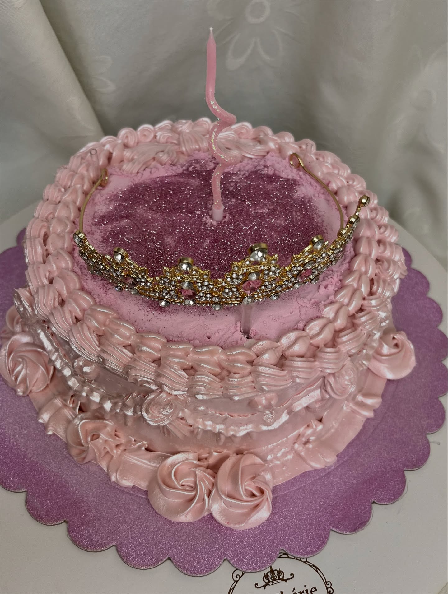 Torta princesa rosada con tiara dorada