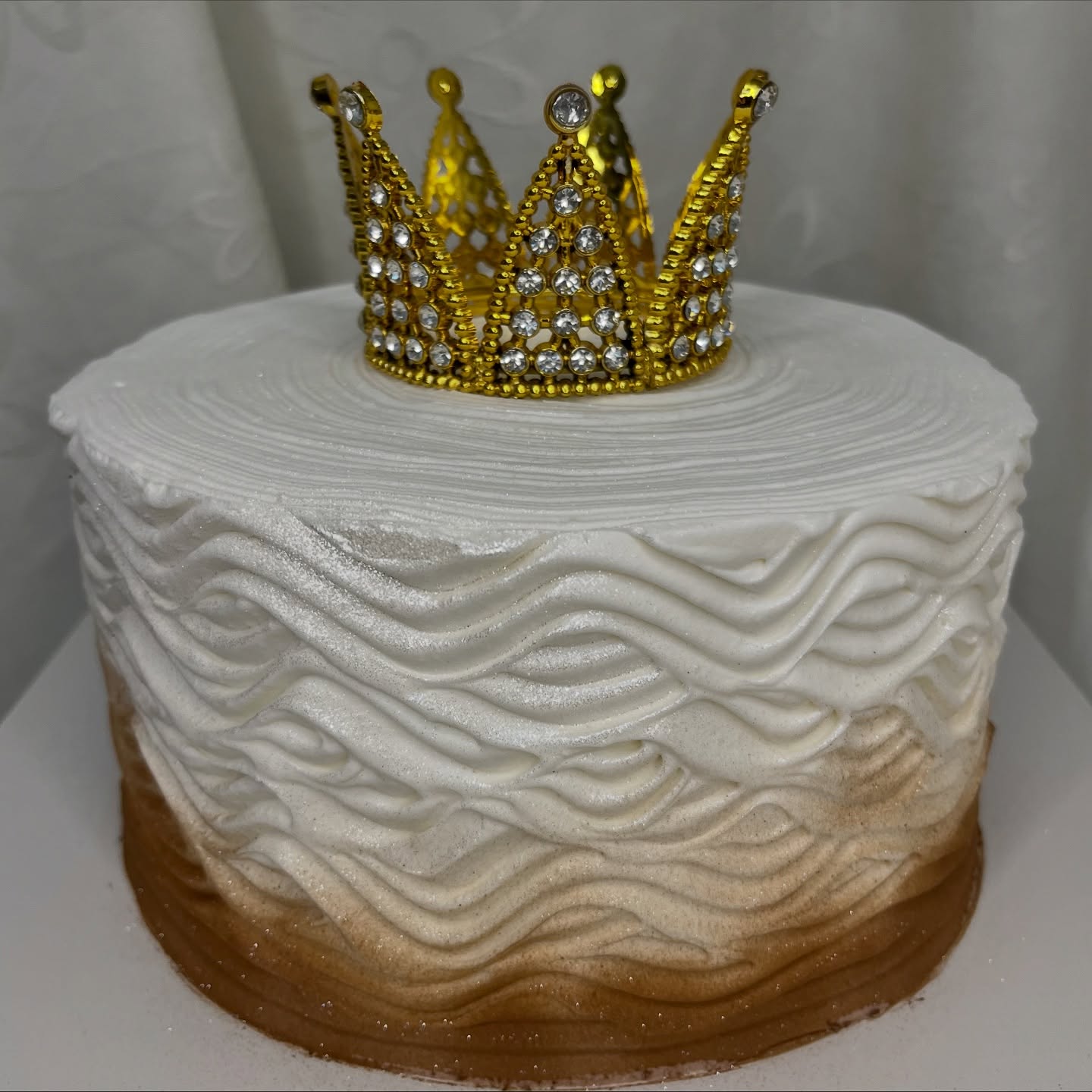Torta elegante blanca y dorada con corona